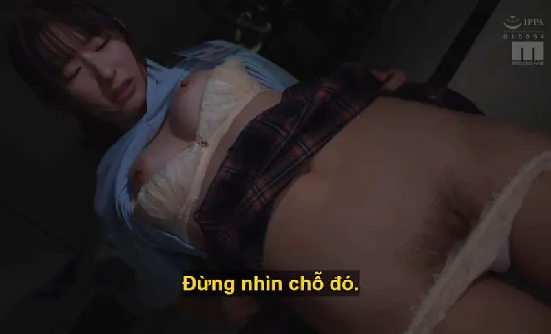 Ông sếp mưu tính "làm tình" với cô nhân viên kiêu kỳ lười nhác, suốt ngày chỉ chăm chăm chat chit cùng người yêu.